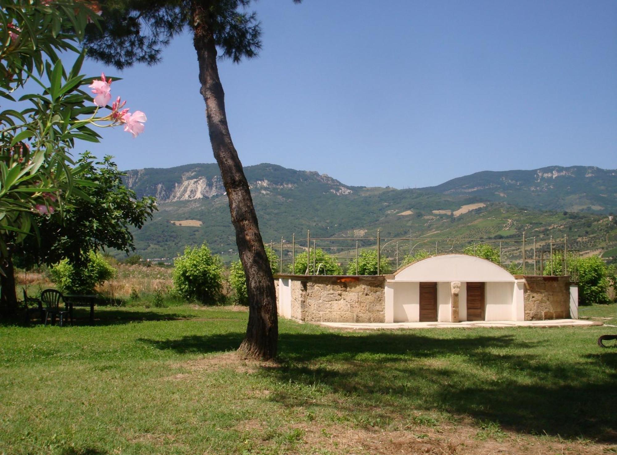 Agriturismo "Borgo Madonna Degli Angeli" - Charming Cottages In The Gardens ! Tocco da Casauria Exterior foto